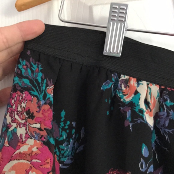 Asymmetrical High-Low Floral Skirt - Picture 3 of 3